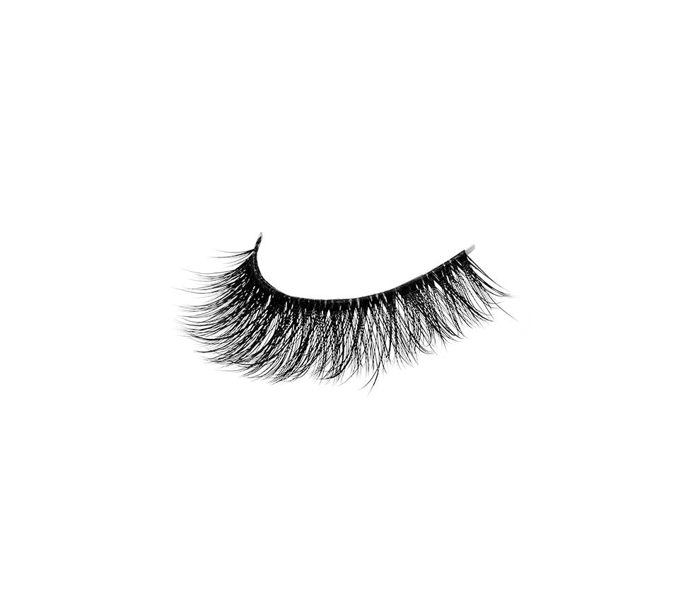 Close up shot of Ardell 3D Faux Mink 815 showing dimension, flared, delicate & natural lash